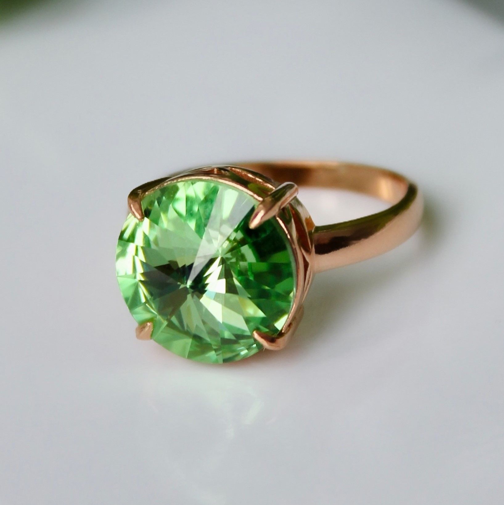 ЮвелирноеженскоекольцоскристалломSwarovski12ммизсеребра925,цветзеленый,позолоченное